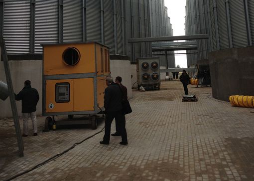 Installing grain cooling units